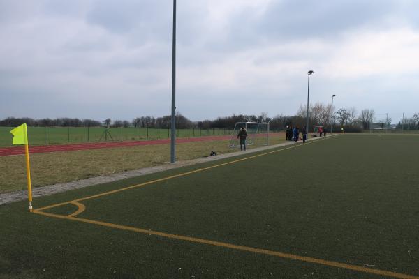 Sportplatz an der Nashorn-Grundschule - Oberkrämer-Vehlefanz