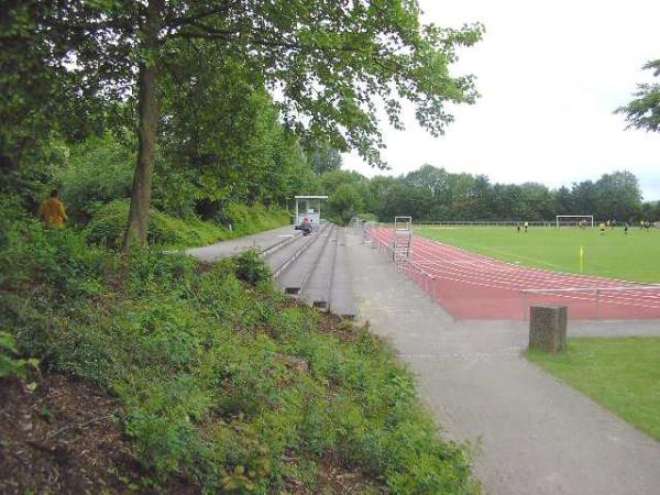 mittlerweile wurde hier eine Tribüne gebaut!