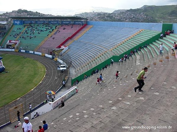 Estadio Nacional Chelato Uclés - Tegucigalpa