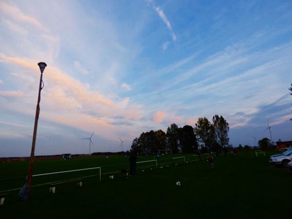 Boisko w Lubiechni Wielkiej obok - Lubiechnia Wielka