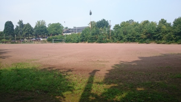 Sportplatz Wildwiese - Wolken bei Koblenz