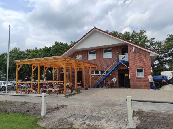 Sportanlage am Wanderweg - Westoverledingen-Steenfelderfehn