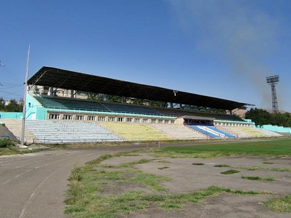 Ahmatbek Suyumbayev atyndagy Stadion - Oş (Osh)