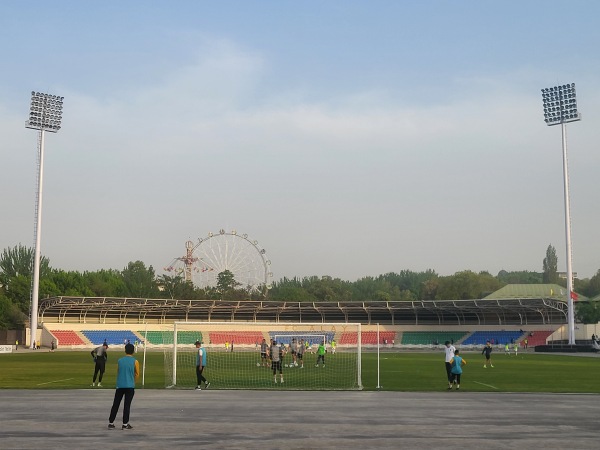 Ahmatbek Suyumbayev atyndagy Stadion - Oş (Osh)