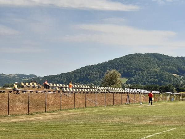 Stadion Gminy Gródek nad Dunajcem w Rożnowie - Rożnów