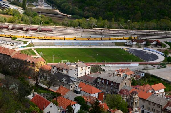 Das Stadion "Am Fuße der Festung" von der Festung aus gesehen.
