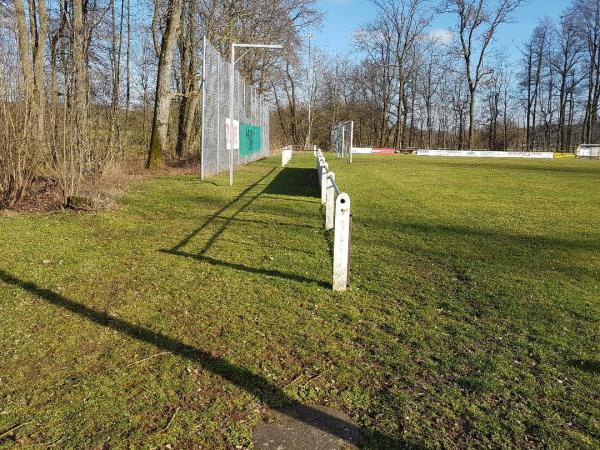 Sportplatz an der B49 - Mücke-Flensungen