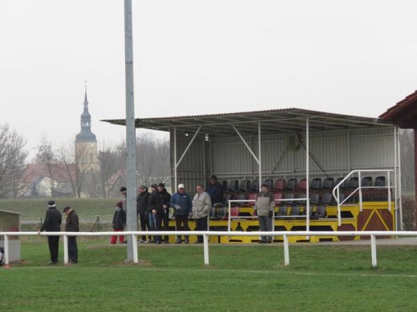 Sportplatz an der B93 - Treben-Serbitz