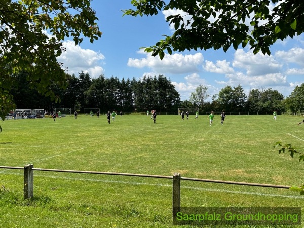 Sportplatz zwischen den Orten - Weselberg-Harsberg