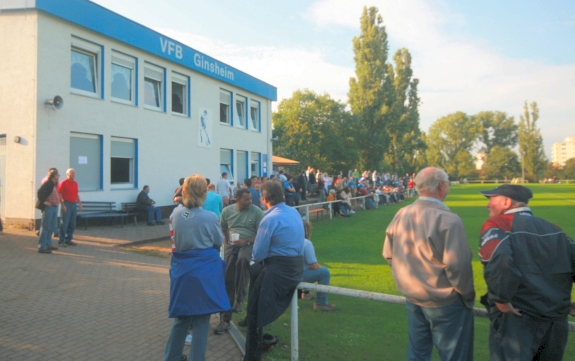 Sportplatz in der Ortsmitte - Ginsheim-Gustavsburg