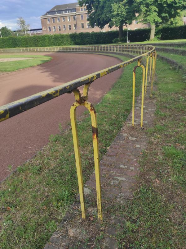 Edelstahlkampfbahn der Bezirkssportanlage Stahldorf - Krefeld-Stahldorf