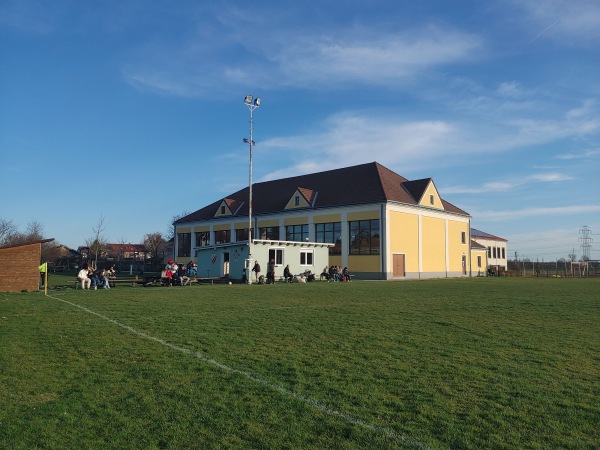 Schulsportplatz Enzersfeld - Enzersfeld im Weinviertel