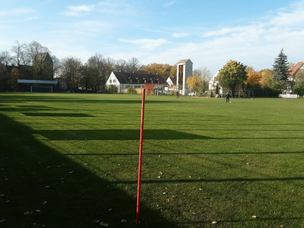 Sportplatz an der Dorfkirche 2 - Berlin-Marienfelde