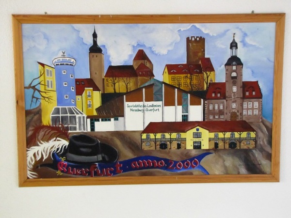 Verzierung des Foyers mit Stadtansicht (Burg Querfurt, Altes Rathaus, Neues Rathaus, Kirche, Hof und eben die Sporthalle)