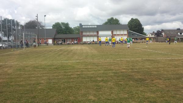 Sportplatz im Ort - Neuenkirchen/Dithmarschen