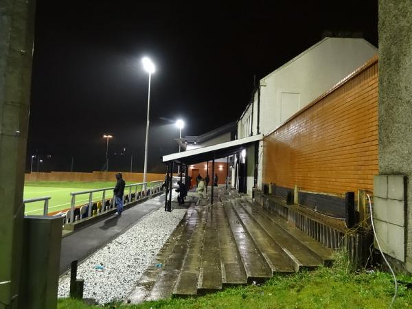 Das weiße Gebäude sind die Kabinen - es gilt als ältestes Gebäude der Welt mit einem Fußballbezug (Umkleiden seit dem 19. Jahrhundert)
