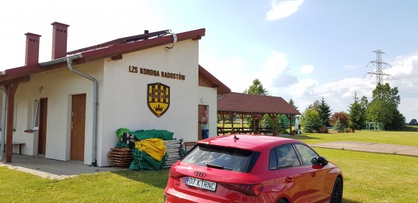 Boisko w Radostowie - Radostów Średni
