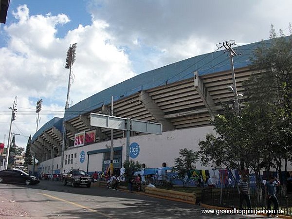 Estadio Nacional Chelato Uclés - Tegucigalpa