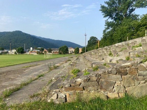 Stadion Yunist' - Skole