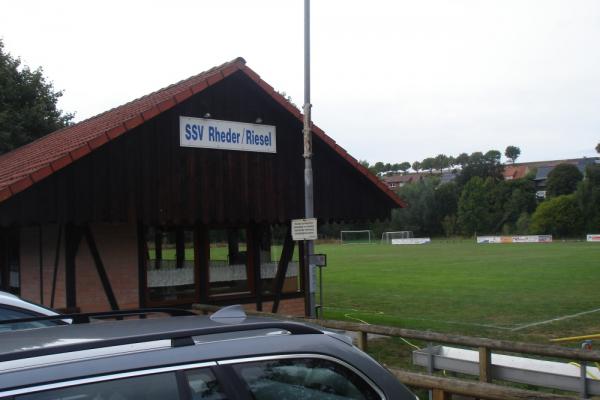 Sportplatz an der Kirche - Brakel-Riesel