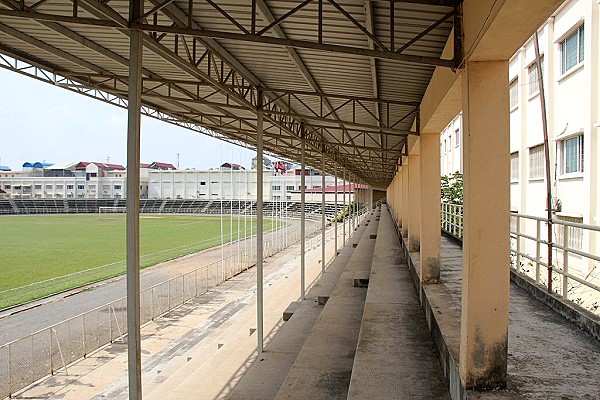 Ehemaliger Zustand: Tribüne durch Neubau ersetzt