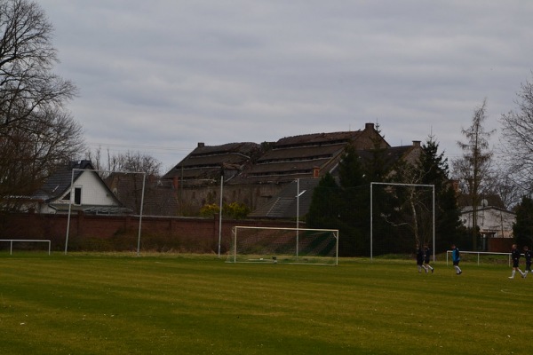 Verfallenes Wirtschaftsgebäude des Gutes