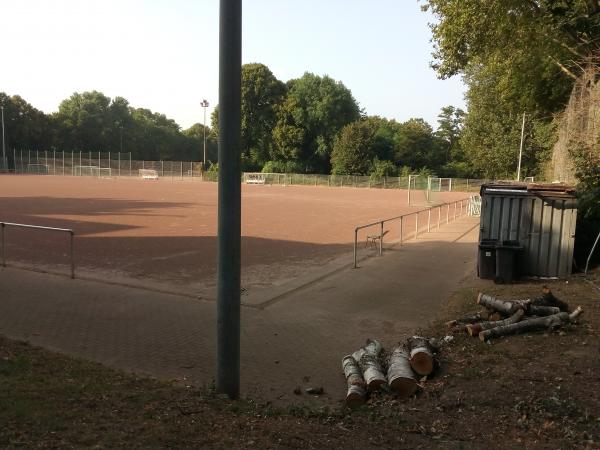 Prälat-Wolker-Anlage / Bezirkssportanlage Mitte Platz 3 - Köln-Ehrenfeld