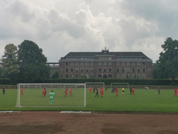 Edelstahlkampfbahn der Bezirkssportanlage Stahldorf - Krefeld-Stahldorf