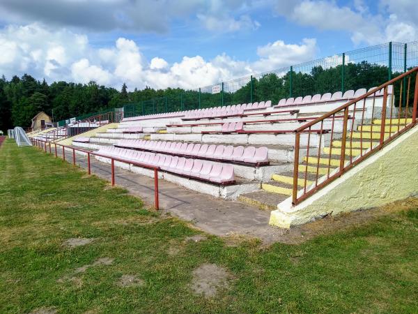 immer schlechterer Zustand der Tribünen.