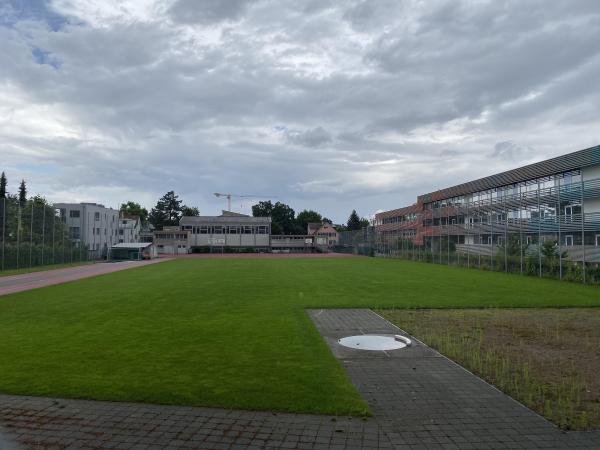Auf dem Platz wurde das Schulhaus rechts gebaut.