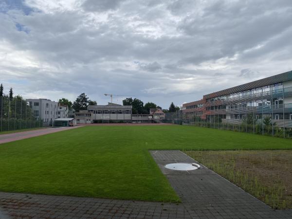 Auf dem Platz wurde das Schulhaus rechts gebaut.