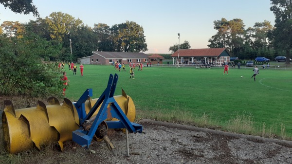 Lotti's Senke Sportplatz - Mittelstenahe