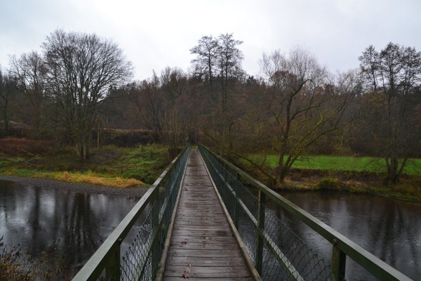Fußgängerbrücke vom Dorf Niederhövels zum Platz, eine Zufahrt ist nur von Wissen-Schönstein via Mittelhof möglich
