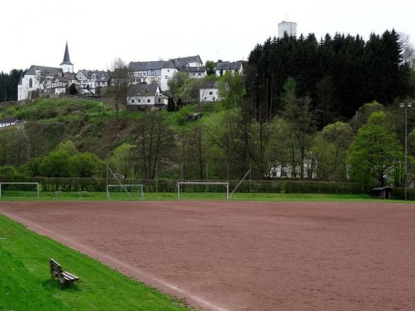 Blick zur Burg hoch vom Platz