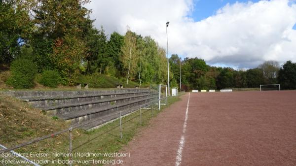 Sportplatz im Felde - Nieheim-Eversen