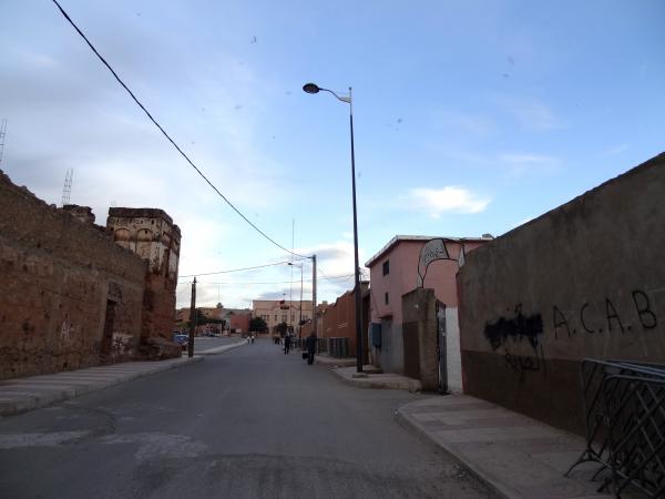 Stadionmauer rechts, Festungsmauer (Kasbah) links