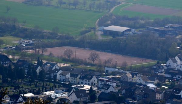 Blick von der Burgruine auf der namensgebenden Landskrone auf den Platz