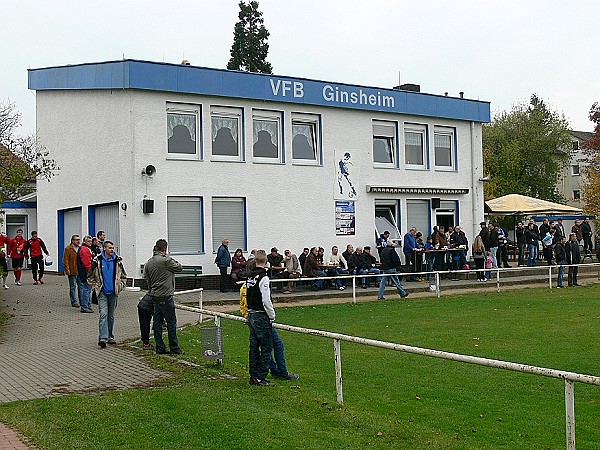 Sportplatz in der Ortsmitte - Ginsheim-Gustavsburg