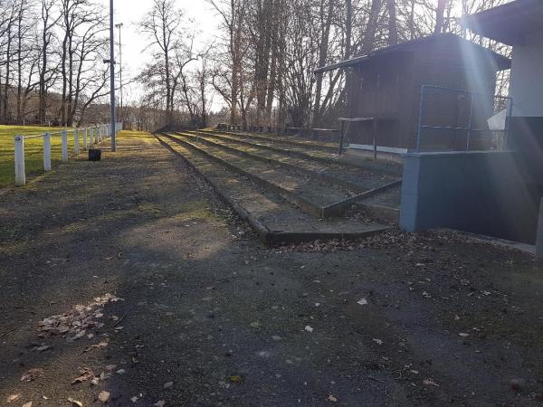 Sportplatz an der B49 - Mücke-Flensungen